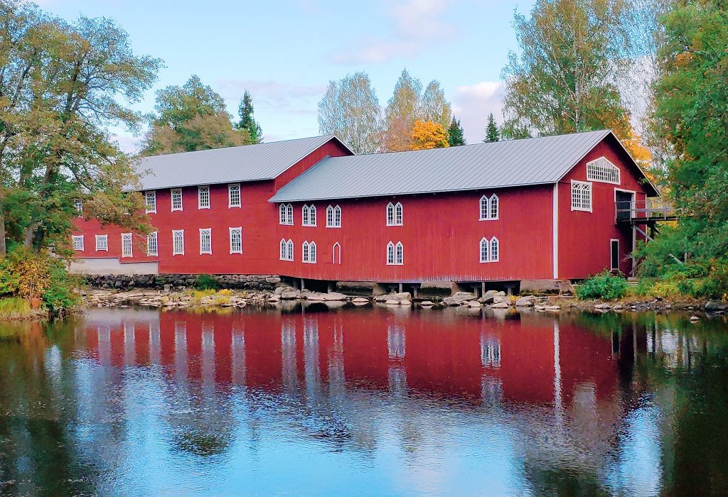 Punainen talo veden äärellä.