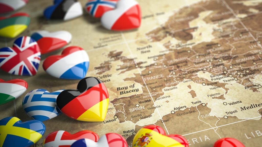 Euroopan kartta, jonka päällä sydämenmuotoisia Euroopan maiden lippuja.