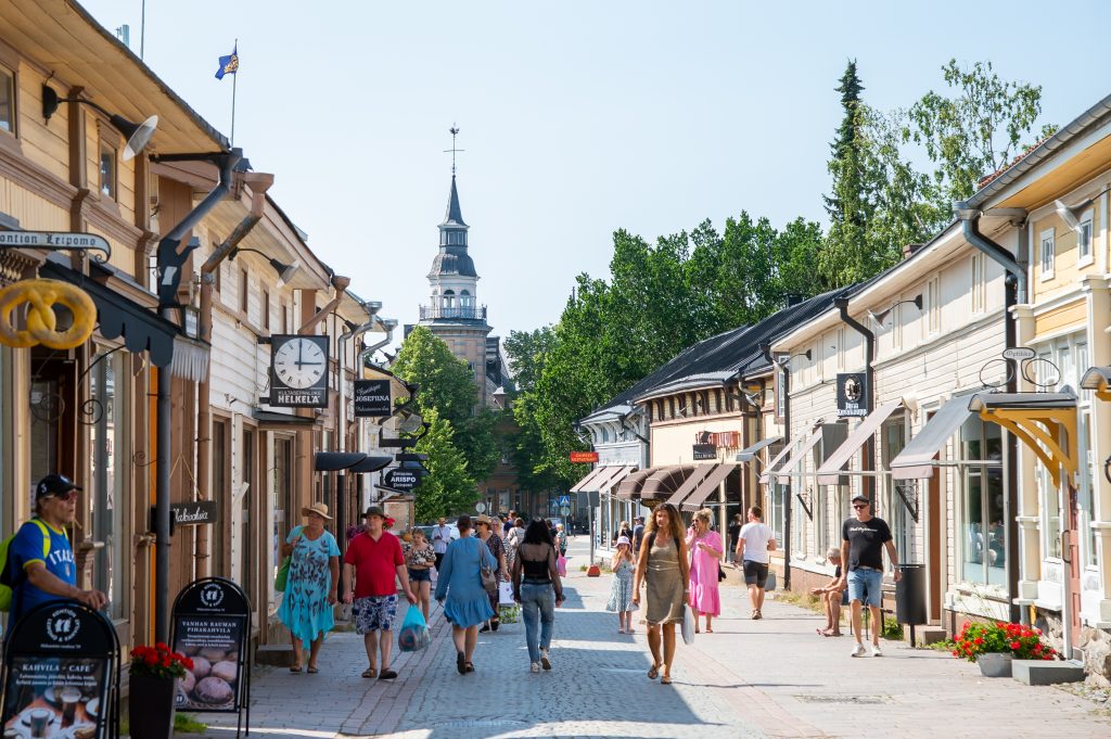 Ihmisiä kesäisessä Rauman vanhassa kaupungissa.