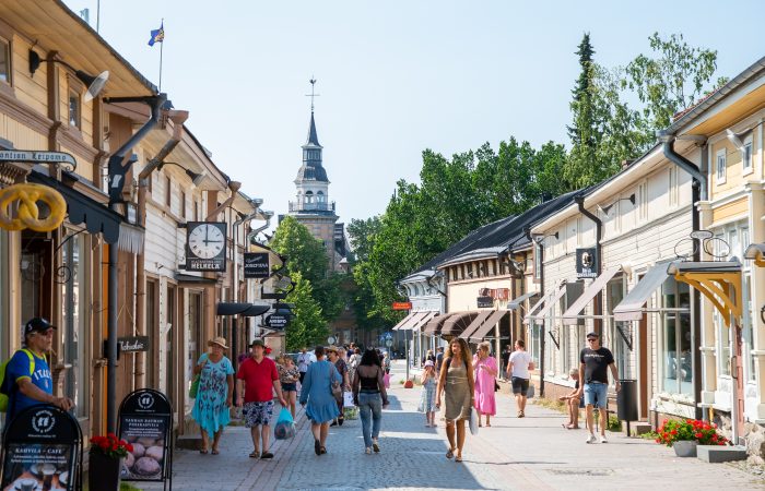 Ihmisiä kesäisessä Rauman vanhassa kaupungissa.