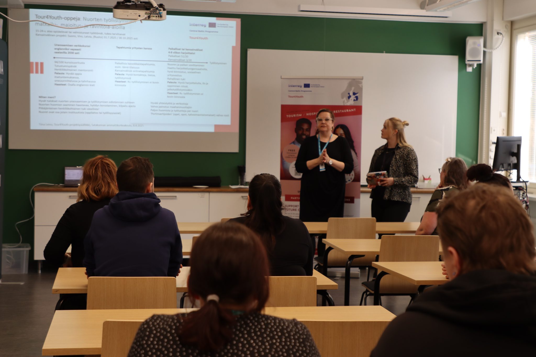 Tour4Youth Oppien äärellä Yritysten, Opettajien Ja Kehittäjien Kanssa Yritysten edustajia, opettajia ja kehittäjiä luokkahuoneessa infotilaisuudessa.