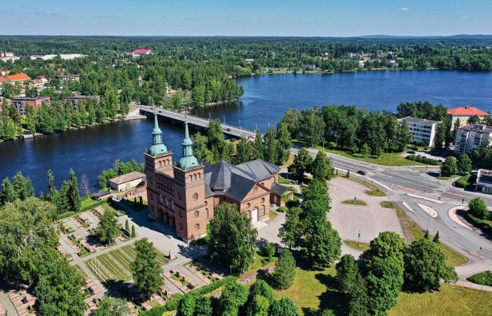 Ilmakuva, jossa näkyy Tyrvään kirkko.