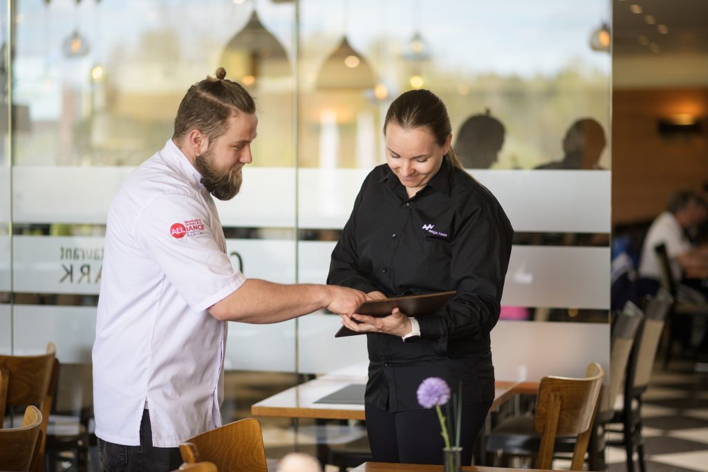 Menestysresepti-hankkeessa luotu Ravintola-alan tuottavuus- ja työhyvinvointiloikan tiekartta tuo apua ravintolan arkiseen kehittämiseen. Kuva: Haaga-Helia ammattikorkeakoulu.