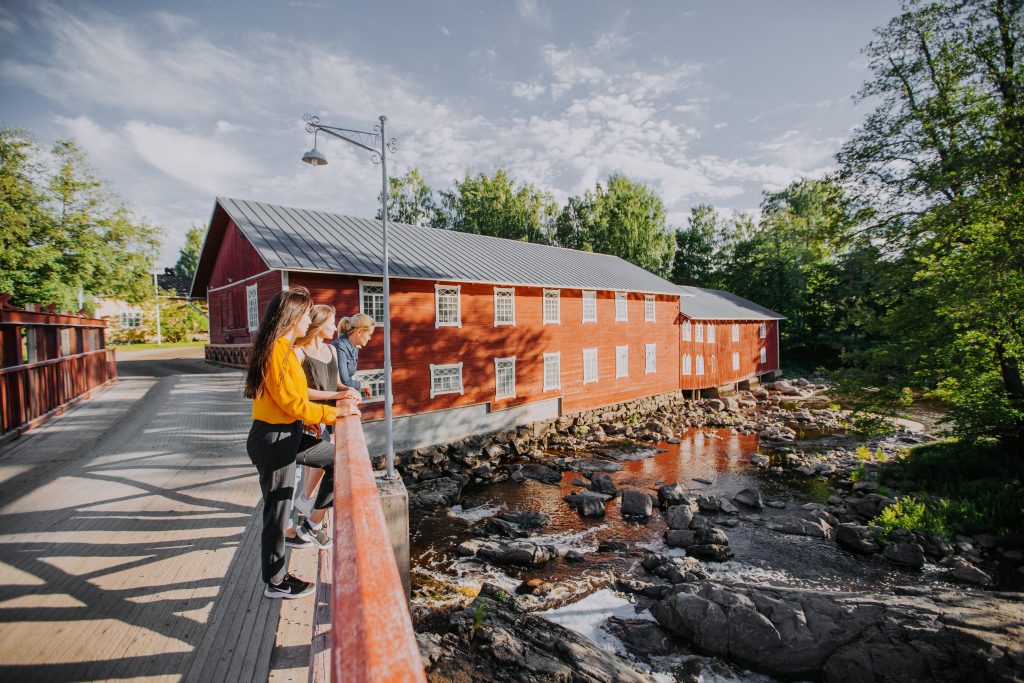 Kuvituskuva. Kaksi henkilöä sillalla.