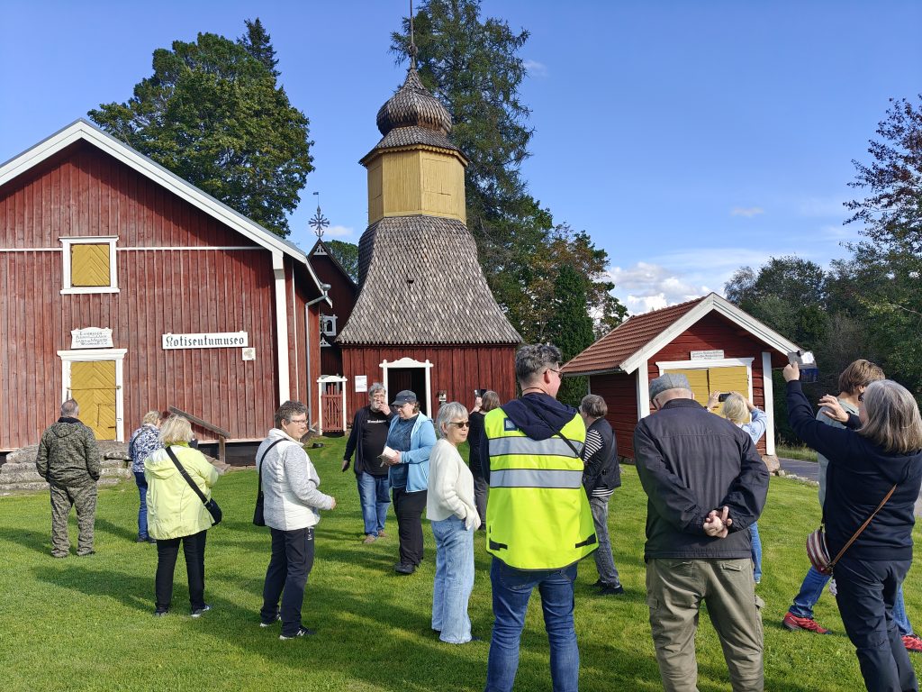 Ihmisiä kotiseutumuseon pihassa.