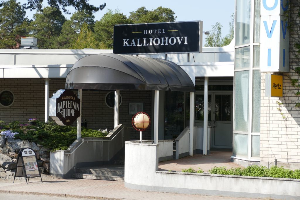 Ulkokuva Kalliohovin edestä. Ulko-ovi ja markiisi.