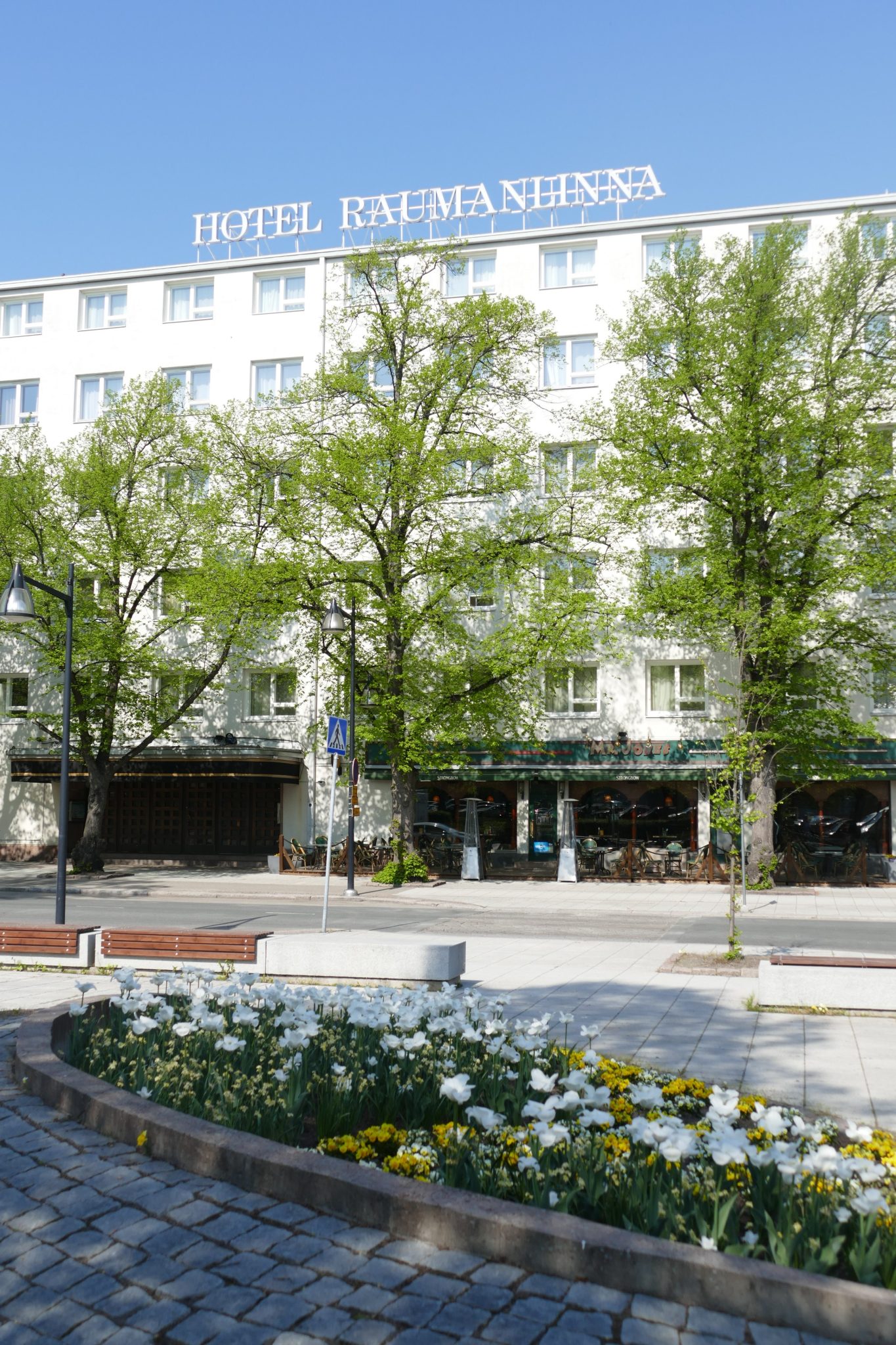 Hotellikerrostalon julkisivu.