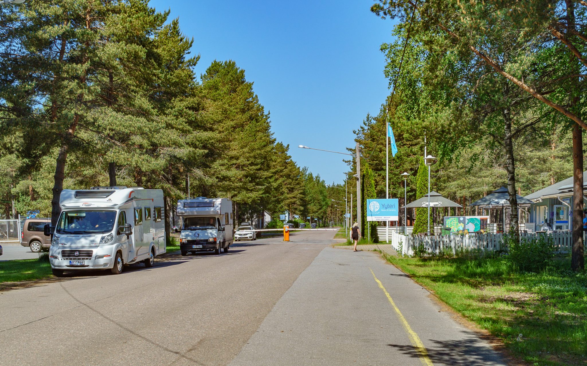 Matkailuautoja pysäköityinä mäntymetsän reunustamalla tiellä Yyterissä.