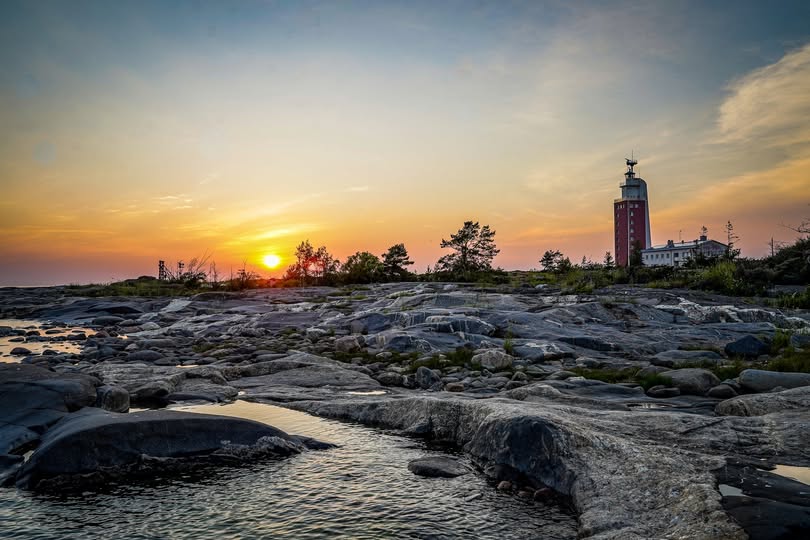 Kylmäpihlajan majakka. Taustalla auringonlasku.