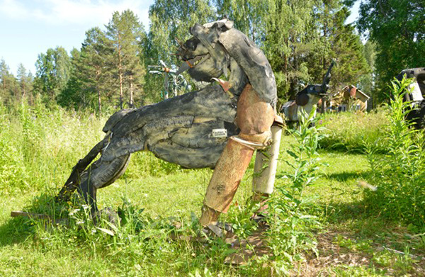 Nelijalkaisen eläimen muotoinen patsas, joka tehty puumateriaaleista.