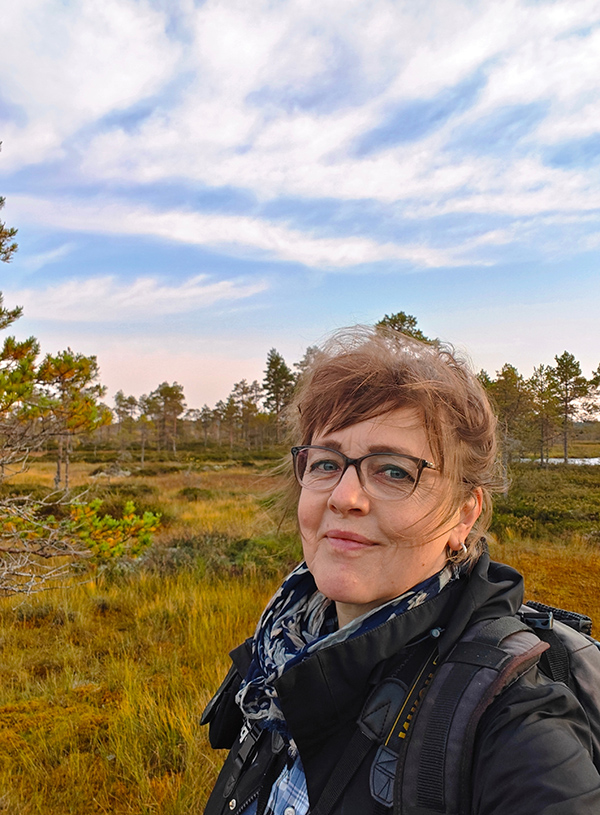 Lähikuva Terttu Hermanssonista. Taustalla Kauhaneva.