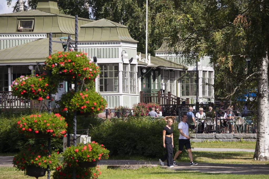 Kirjurinluodon kaunis kahvilarakennus. Vanha puurakennus.