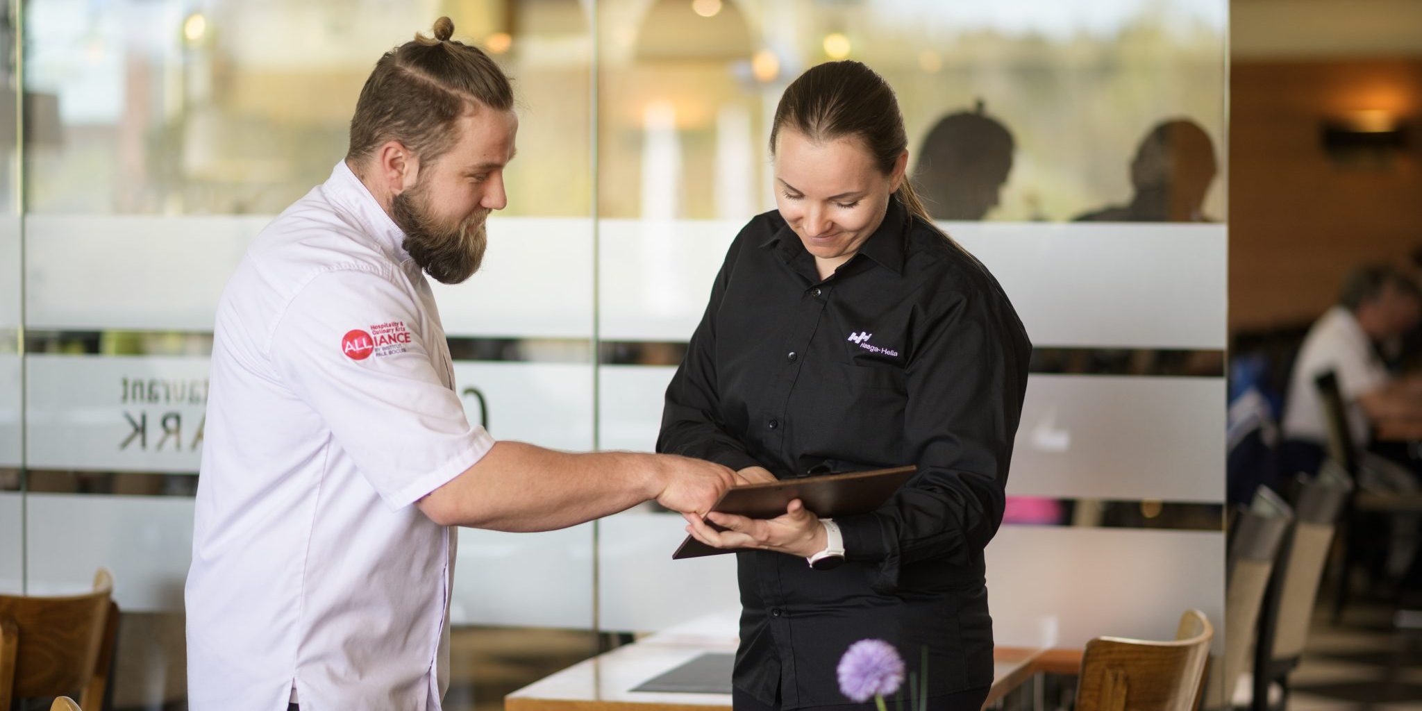 Menestysresepti-hankkeessa luotu Ravintola-alan tuottavuus- ja työhyvinvointiloikan tiekartta tuo apua ravintolan arkiseen kehittämiseen. Kuva: Haaga-Helia ammattikorkeakoulu.