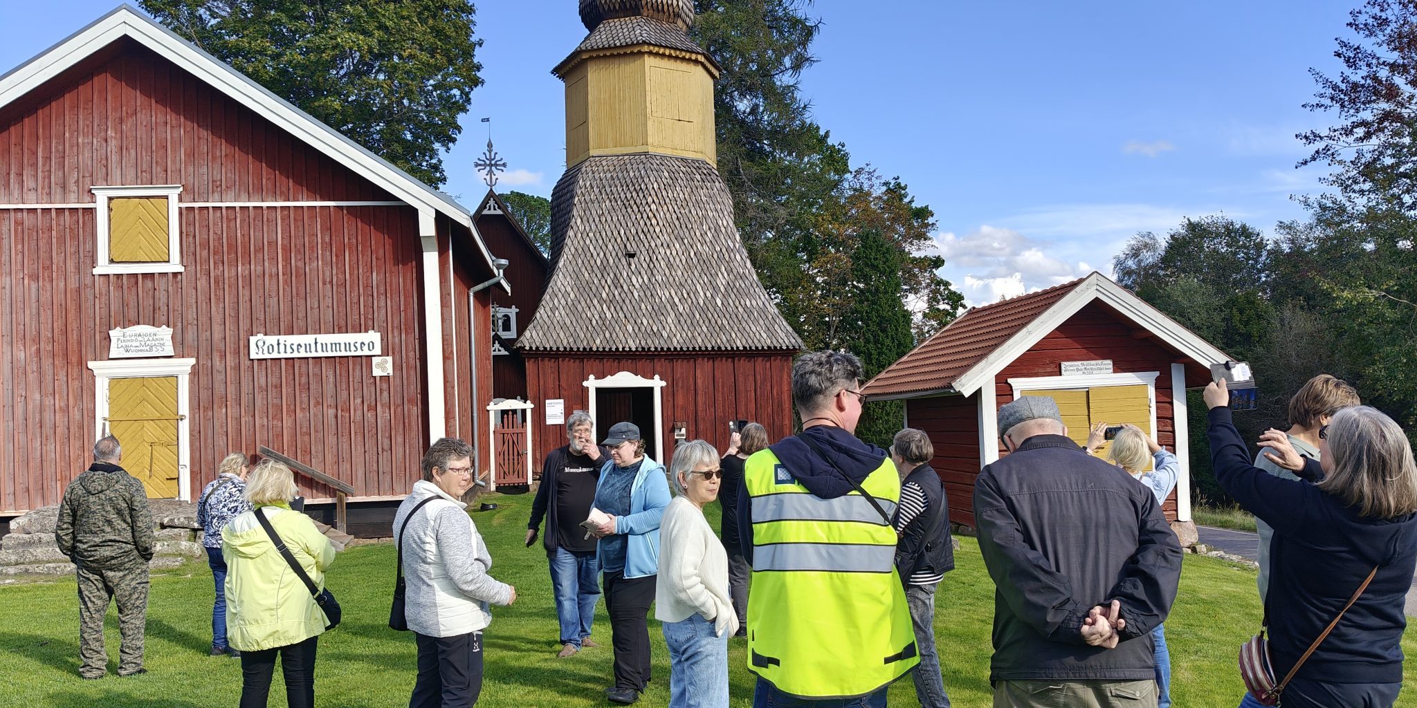 Ihmisiä kotiseutumuseon pihassa.