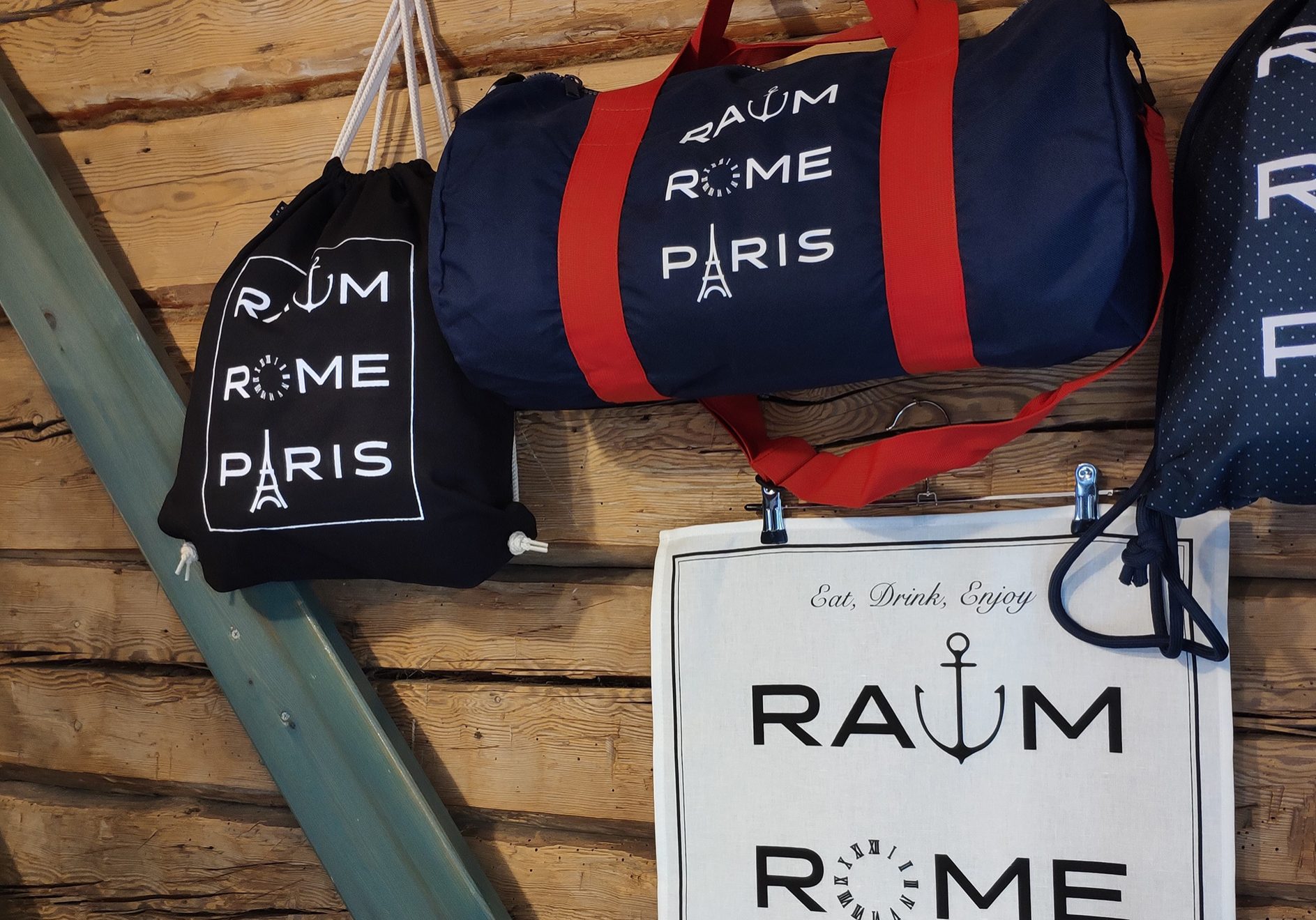 Raum. Rome. Paris. -kasseja roikkuu seinällä.