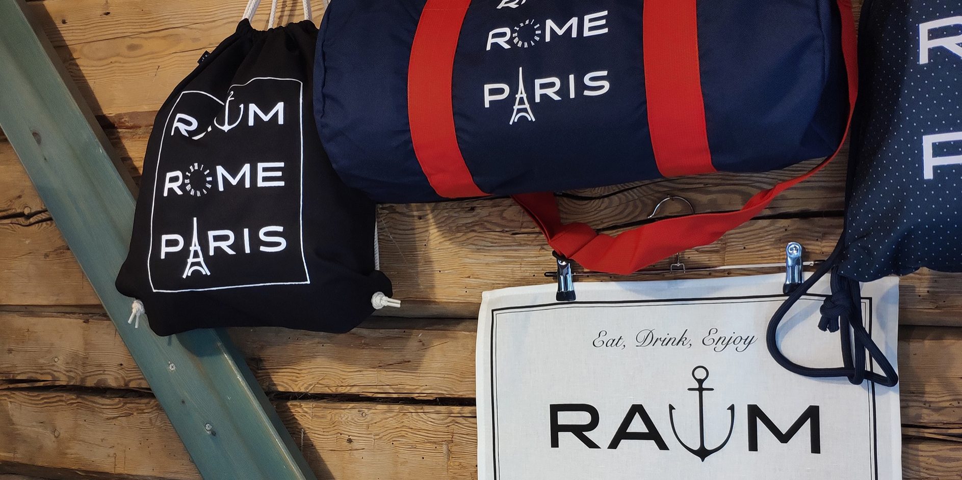 Raum. Rome. Paris. -kasseja roikkuu seinällä.