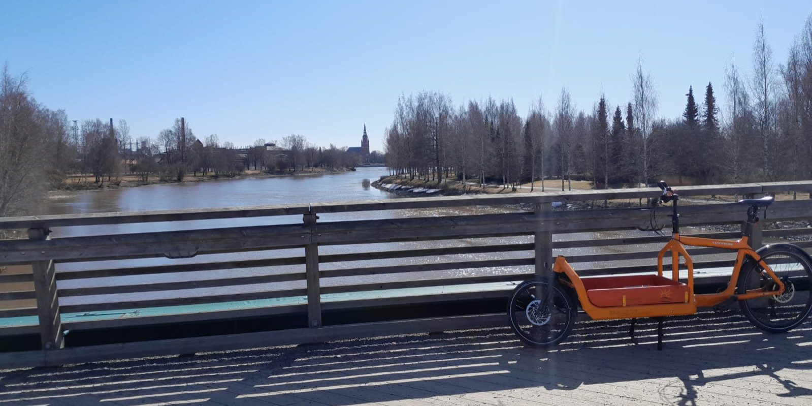 IMG 20230418 WA0000 Pyörä kävelysillalla. Taustalla näkyy joki.
