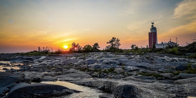 Kylmäpihlajan majakka. Taustalla auringonlasku.