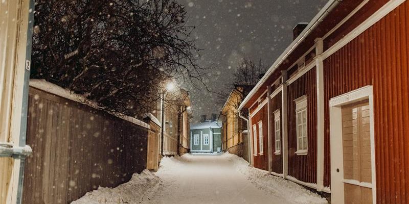 Luminen kävelytie. Reunoilla puutaloja.